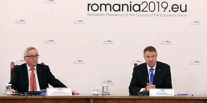 El presidente de Rumanía, Klaus Iohannis, junto al presidente de la Comisión Europea, Jean-Claude Juncker en Bucarest