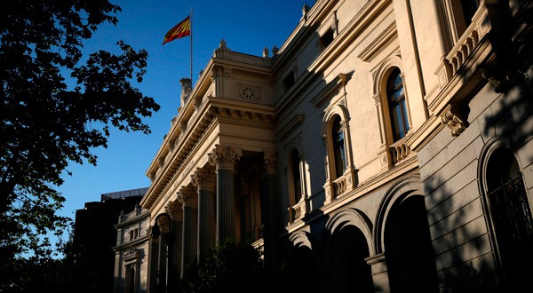 En la imagen de archivo, una bandera española ondea sobre el edificio de la Bolsa de Madrid el 1 de junio de 2016. REUTERS/Juan Medina