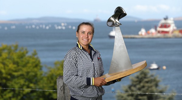Sofia Kenin, de 20 años, posa con su trofeo del Torneo Hobart (Torneo Hobart)