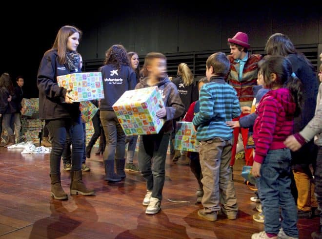 Más de 6.000 niños en situación de vulnerabilidad desenvolverán regalos en reyes a través de CaixaProinfancia
