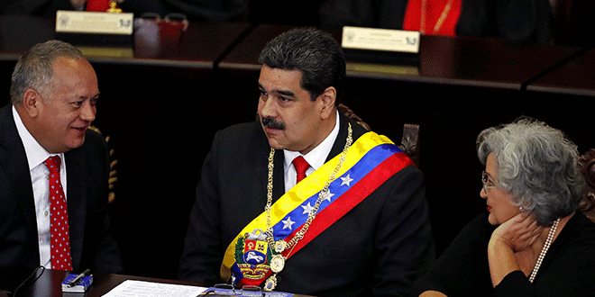 El presidente de Venezuela, Nicolás Maduro, entre el presidente de la Asamblea Nacional Constituyente (ANC), Diosdado Cabello (L) y la presidenta del Consejo Nacional Electoral (CNE), Tibisay Lucena, en la Corte Suprema de Justicia (TSJ), en Caracas, Venezuela. 24 de enero de 2019.