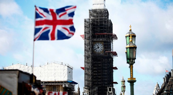 Una bandera británica frente al Big Ben de fondo, en Londres.