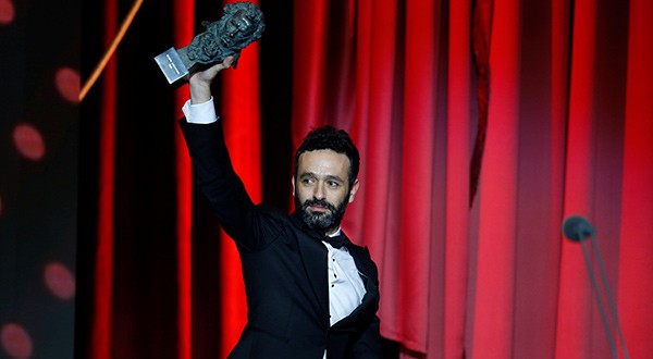 El director de "El Reino", Rodrigo Sorogoyen levanta su premio Goya por la mejor dirección en la gala celebrada en Sevilla este 2 de febrero