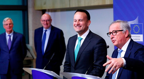 El negociador de la UE para el Brexit, Michel Barnier; el primer ministro irlandés, Leo Varadkar (Taoiseach) y el presidente de la Comisión Europea, Jean-Claude Junker.