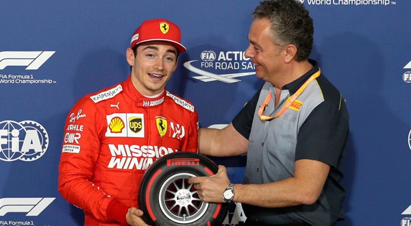 Charles Leclerc celebra su primera pole en la Fórmula 1.