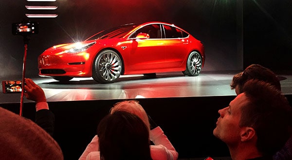 Tesla Model 3 durante su lanzamiento en Hawthorne, California, en marzo de 2016.