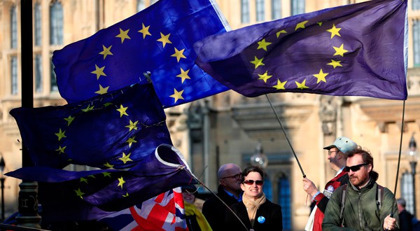 Manifestantes contra el Brexit sostienen banderas de la UE en Londres.