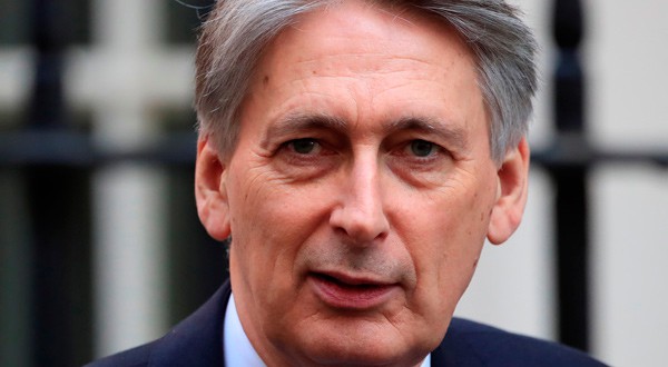 El ministro de Finanzas británico, Philip Hammond, al salir de Downing Street en Londres.