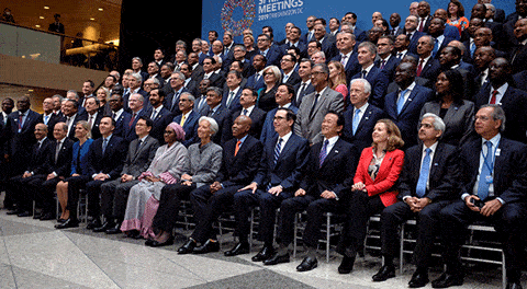 Gobernadores de bancos centrales y otros funcionarios financieros globales posan para la foto de familia, EEUU. 13 abril 2019.