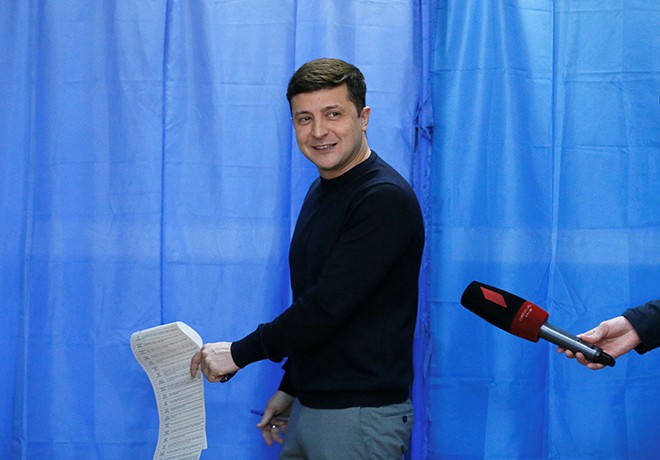 Un cómico encabeza las elecciones presidenciales en Ucrania