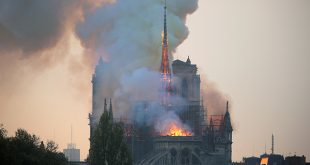 Voraz incendio amenaza con desplomar a catedral de Notre Dame