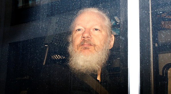 Policía Británica arrestó a Julian Assange en la embajada ecuatoriana en Londres