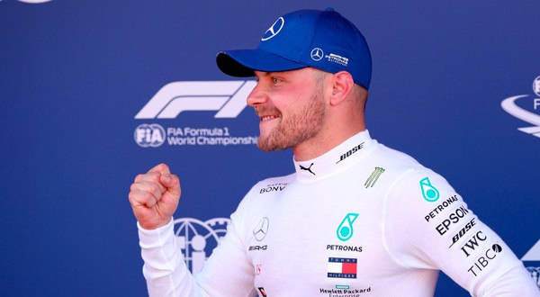 El finés de Mercedes celebra su tercera pole consecutiva.