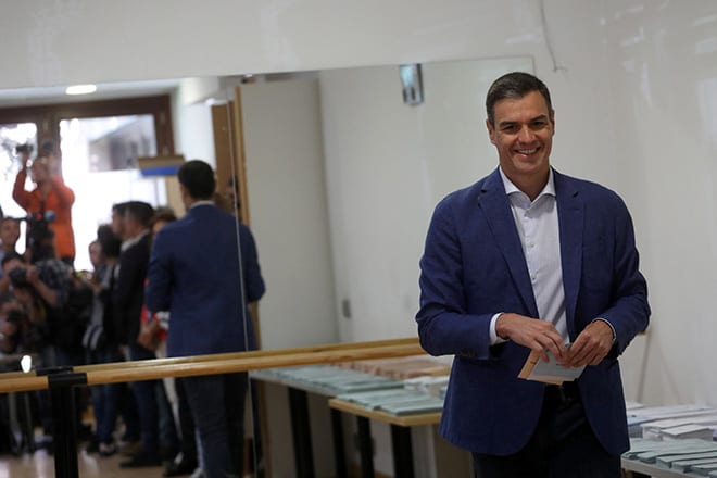 El presidente del Gobierno en funciones y secretario general del PSOE ejerce su derecho a voto en el centro cultural Volturno de la localidad madrileña de Pozuelo de Alarcón