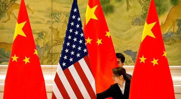 Banderas de China y EEUU en Pekín.