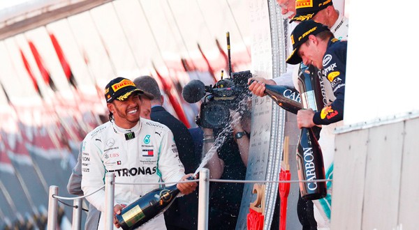Lewis Hamilton celebra su triunfo en Montmeló.