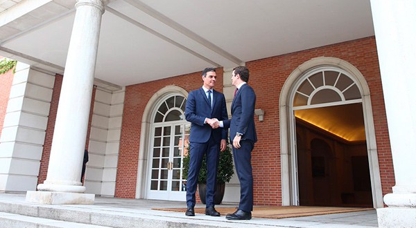 El jefe del Gobierno español, Pedro Sánchez, junto al líder del PP, Pablo Casado