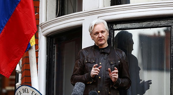 El fundador de WikiLeaks, Julian Assange, en una rueda de prensa desde el balcón de la embajada de Ecuador en Londres en mayo de 2017.