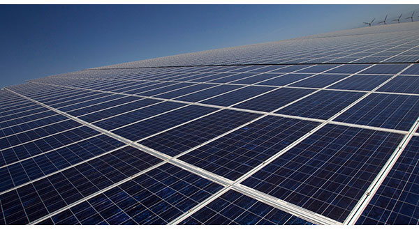 Paneles para producción de energía solar en los terrenos del Instituto Tecnológico y de Energías Renovables (ITER) en las afueras de Santa Cruz de Tenerife.