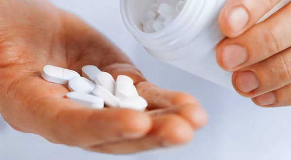El ibuprofeno es un antiinflamatorio no esteroideo (AINE); del cual se sospecha que interfiere en la recuperación de los pacientes con cierto tipo de infecciones.