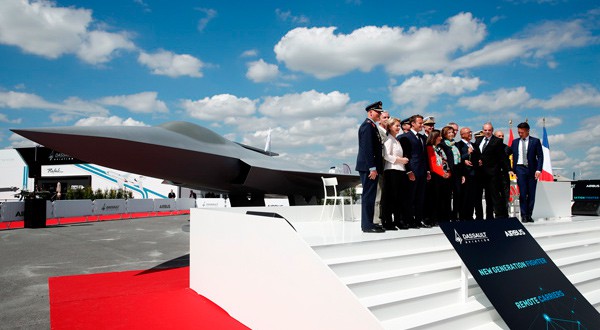Emmanuel Macron junto a representantes de España, Alemania y los directores de Dassault y Airbus.
