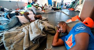 Migrantes africanos esperan a bordo del 'Sea Watch 3', mientras se resuelve el conflicto sobre cuál país los acogerá