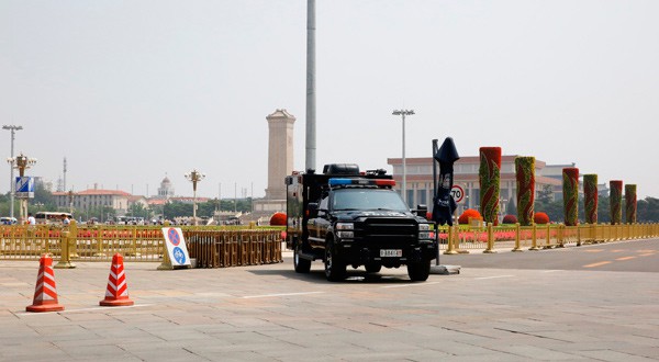 Un vehículo de la policía desplegado en la Plaza de Tiananmén.