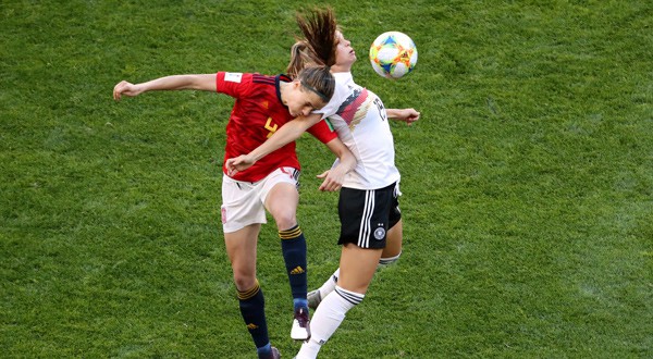 Klara Buehl (ALE) disputa una pelota ante Irene Paredes