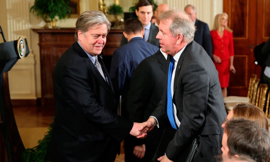 Kim Darroch (derecha) participó en varios encuentros bilaterales entre May y Trump.