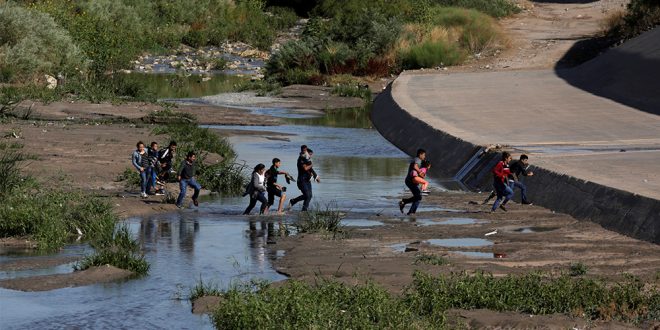 Migrantes cruzan el Río Bravo para entrar en forma ilegal a Estados Unidos