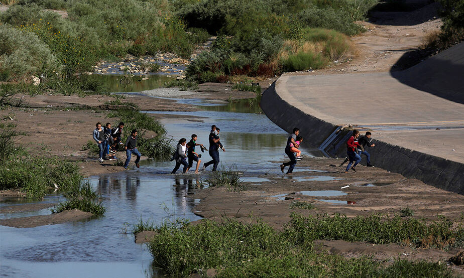 Migrantes cruzan el Río Bravo para entrar en forma ilegal a Estados Unidos