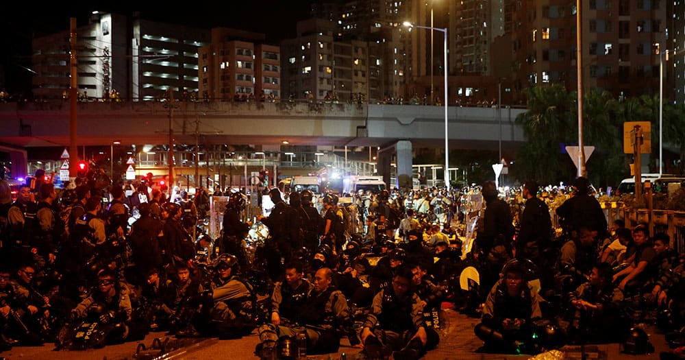 Pese a los anuncios de la policía de reprender hasta con cinco años de presión a los participantes en las protestas, multitudes de ciudadanos continúan saliendo a las calles de Hong Kong para manifestar inconformidad.