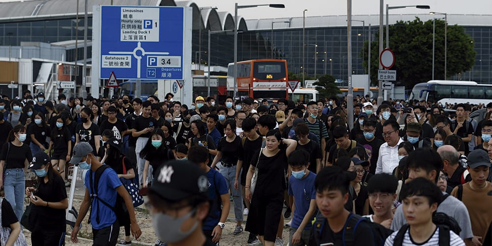 Masiva protesta bloquea el aeropuerto de Hong Kong