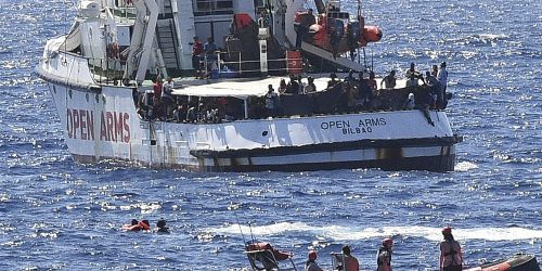 Migrantes del Open Arms saltan al agua en su búsqueda desesperada por llegar a tierra