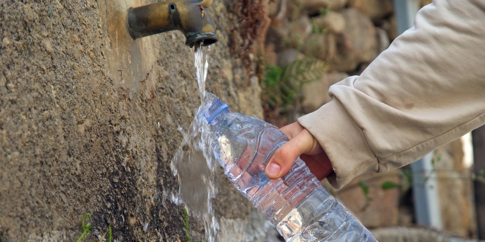 El agua de grifo puede contener microplásticos