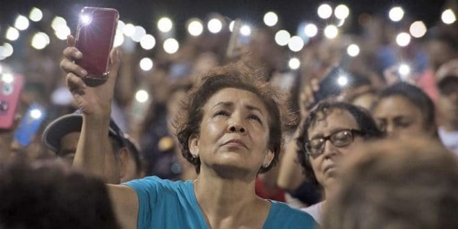Miles de ciudadanos se reunieron en vigilia, para orar por las víctimas mortales de los atentados.