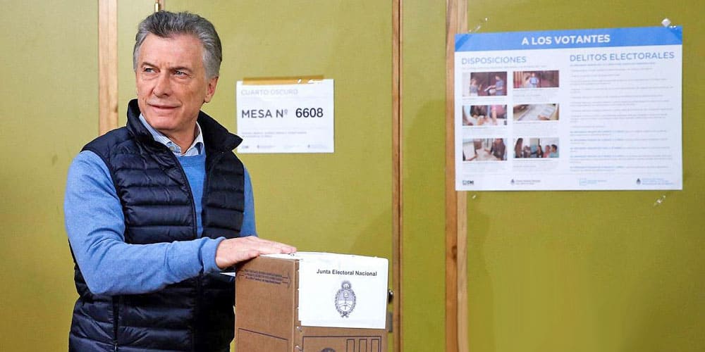 El presidente Mauricio Macri emitió muy temprano su voto durante el desarrollo de las primarias argentinas.