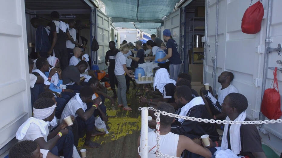 El gobierno italiano autorizó a desembarcar a los migrantes africanos a bordo del buque Ocean Viking en la isla de Lampedusa.