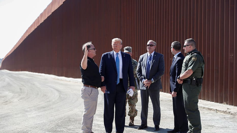 En su visita de inspección de las obras de levantamiento del muro fronterizo con México, al presidente de EEUU Donald Trump lo acompañaron el secretario provisional de Seguridad Nacional, Kevin McAleenan, funcionarios de la CBP y del Cuerpo de Ingenieros del Ejército, y trabajadores de la construcción.