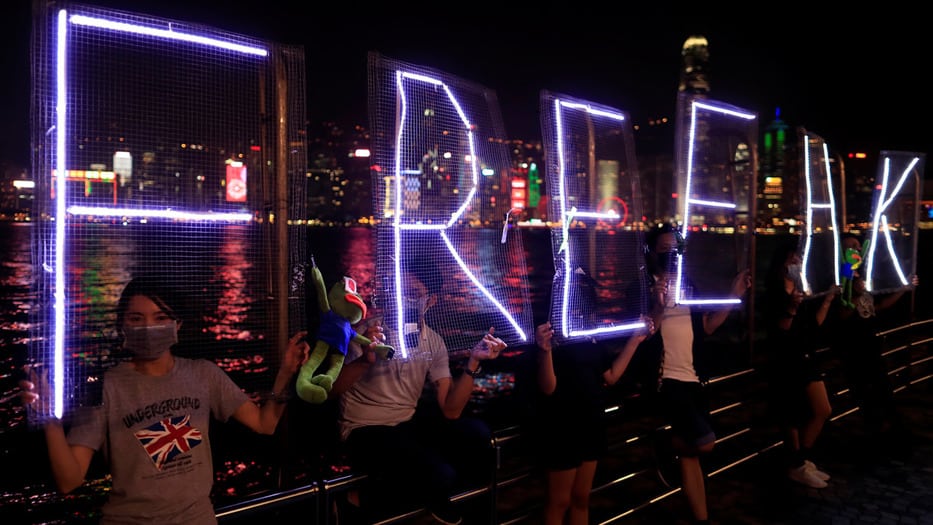 Manifestantes de Hong Kong siguen presionando cambios políticos en China, al cumplirse 70 años de la llegada del comunismo en ese país asiático