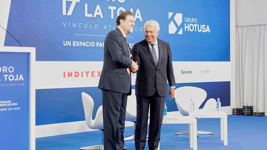 Mariano Rajoy y Felipe González luego de sus intervenciones en Foro La Toja Vínculo Atlántico