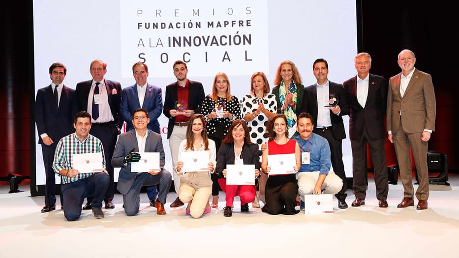 Grupo de premiados y finalistas con directivos de la Fundación MAPFRE.
