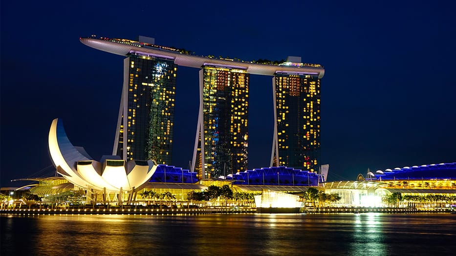 Singapur es futuro. Marina Bay Sands y sus tres torres unidas por una riostra tipo barco