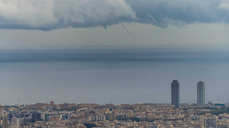 En su cuenta en la red social Twitter, Aemet difunde este lunes esta fotografía en las que se aprecia una tromba marina sobre la costa de Catalunya.