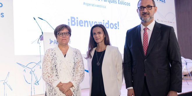Ángeles Heras Caballero, secretaria de Estado de Universidades, Investigación, Desarrollo e Innovación; Rocío Sicre, presidenta de AEE, y Juan Virgilio Márquez, director general de AEE.