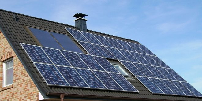 La AIE calcula que la cantidad de sistemas de techos solares en los hogares se duplicará a más de 100 millones para 2024 en todo el mundo/Pixabay
