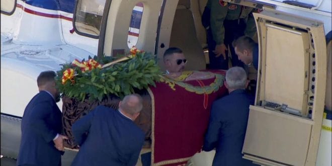 Los restos del dictador Francisco Franco fueron trasladados en un helicóptero hasta su destino final en el cementerio de Mingorrubio en Madrid.