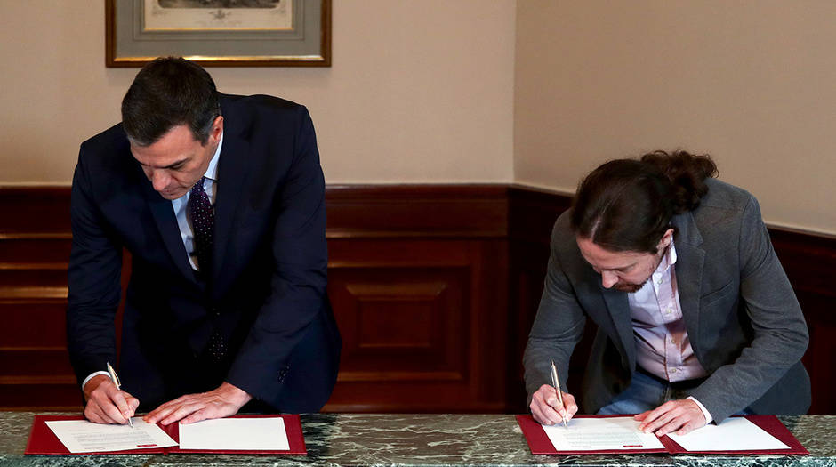 El presidente en funciones, Pedro Sánchez, y el líder de Podemos, Pablo Iglesias, durante la firma del acuerdo electoral PSOE-Podemos