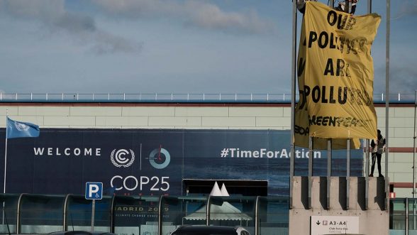Greenpeace despliega su protesta en la recta final de la COP25: “El clima no es un negocio”