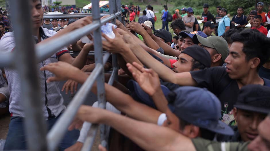 Migrantes centroamericanos, principalmente de Honduras, reciben apoyo en uno de los puestos fronterizos de Guatemala con México